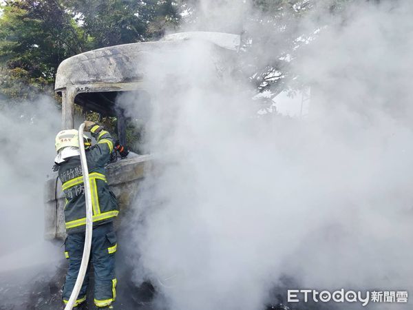 ▲▼ 國道一號南下98.3公里處，今（26）日中午12時32分一輛砂石車突起火燃燒    。（圖／記者楊永盛翻攝）