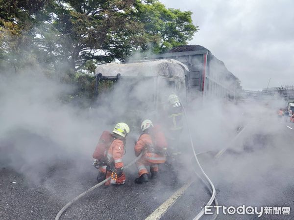 ▲▼ 國道一號南下98.3公里處，今（26）日中午12時32分一輛砂石車突起火燃燒    。（圖／記者楊永盛翻攝）