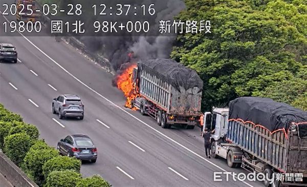 ▲▼ 國道一號南下98.3公里處，今（26）日中午12時32分一輛砂石車突起火燃燒    。（圖／記者楊永盛翻攝）