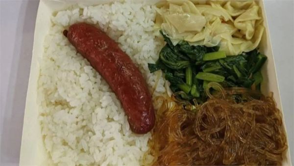 餐廳業者「饕針生鮮嚴選」的招牌香腸便當遭嫌棄。（翻攝畫面）