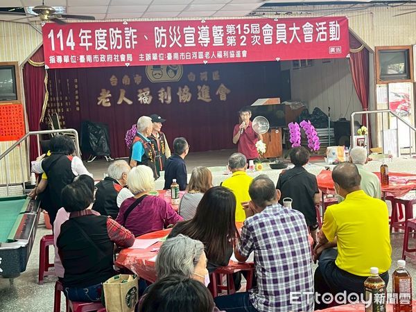 ▲台南市白河區老人福利協進會於28日舉辦會員大會，消防局第一大隊白河分隊藉著本次大會，辦理防火、防震避難安全宣導。（圖／記者林東良翻攝，下同）