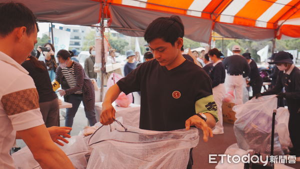 ▲台南市環保局主辦的「舊鞋救命」公益活動現場，28日吸引了不少來自印尼與越南的外籍移工參與，他們熱情投入舊鞋與舊衣的分類與打包工作，展現無國界的志工精神。（圖／記者林東良翻攝，下同）