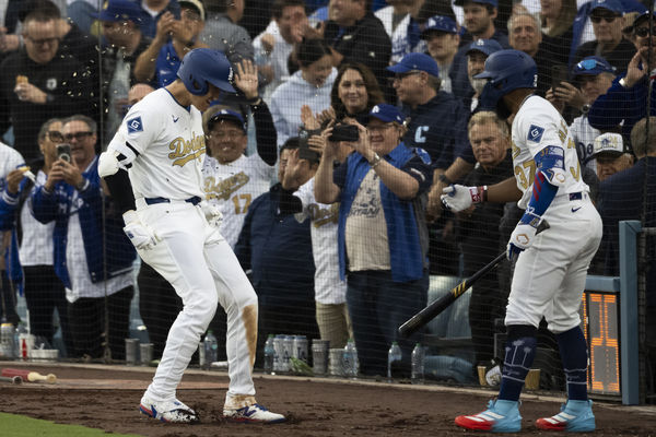 ▲▼T.赫南德茲獨有的「撒大谷葵花子」祝賀儀式。（圖／達志影像／美聯社）