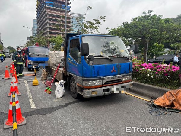 ▲北市南港捷運站前嚴重車禍，騎士命危送醫搶救中。（圖／記者黃彥傑翻攝，下同）