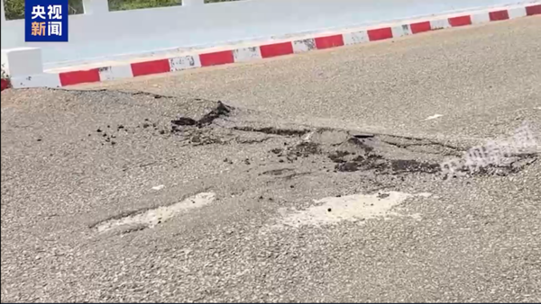 ▲▼央視記者緬甸高速公路遇強震，下車查看「路面斷裂」。（圖／翻攝央視新聞）