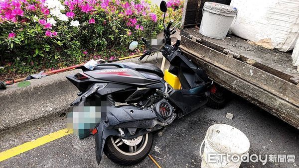 ▲▼▲機車騎士撞上工程車一度命危，監視器也拍下整個過程。（圖／記者邱中岳翻攝）