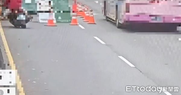 ▲▼▲機車騎士撞上工程車一度命危，監視器也拍下整個過程。（圖／記者邱中岳翻攝）