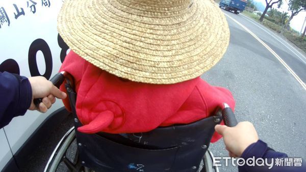 ▲警與村長幫助負氣離家身障長者返家並與弟弟握手言和。（圖／記者楊漢聲翻攝）