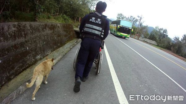 ▲警與村長幫助負氣離家身障長者返家並與弟弟握手言和。（圖／記者楊漢聲翻攝）