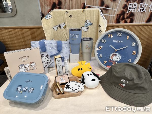 ▲▼「全家行動購」推出史努比周邊。（圖／記者林育綾攝）