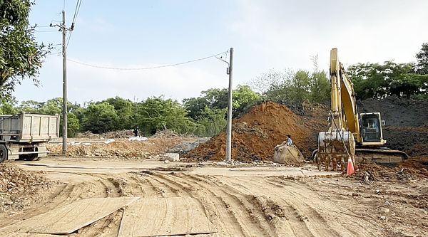 ▲桃園市建管處會同環保局與平鎮警方昨天在平鎮區東龍街一處偏僻空地當場查獲偷倒廢土現行犯。（圖／桃園建管處提供）