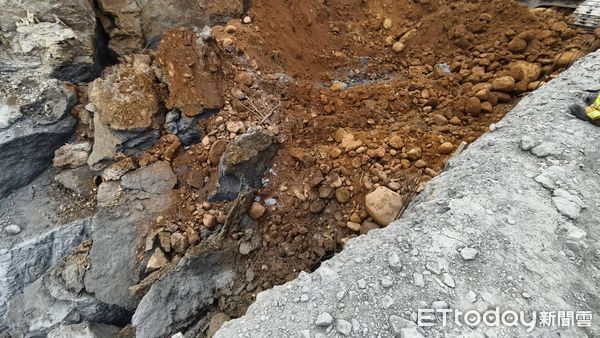 ▲苗栗三義發生工安意外，邊坡突然崩坍，一名工人被活埋，消防局救災人車全力搶救中。（圖／記者楊永盛翻攝）