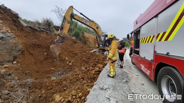 ▲苗栗三義發生工安意外，邊坡突然崩坍，一名工人被活埋，消防局救災人車全力搶救中。（圖／記者楊永盛翻攝）