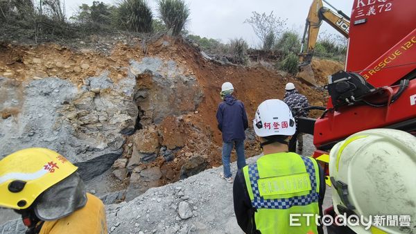 ▲苗栗三義發生工安意外，邊坡突然崩坍，一名工人被活埋，消防局救災人車全力搶救中。（圖／記者楊永盛翻攝）