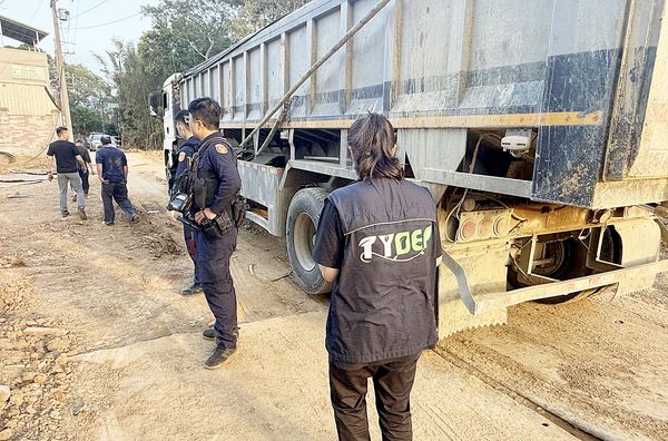 ▲桃園市建管處會同環保局與平鎮警方昨天在平鎮區東龍街空地查獲偷倒廢土業者。（圖／桃園都發局提供）