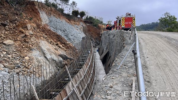 ▲苗栗三義發生工安意外，邊坡突然崩坍，一名工人被活埋，消防局救災人車全力搶救中。（圖／記者楊永盛翻攝）