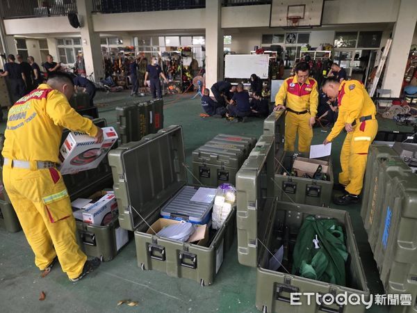 ▲▼     緬甸發生規模7.7強震   屏東縣政府消防局特搜大隊整備各式人道救援裝備器材   。（圖／記者陳崑福翻攝）