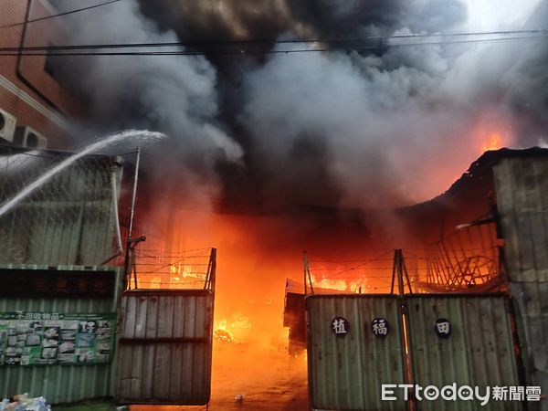 ▲新北市新莊區資源回收廠大火。（圖／記者陸運陞翻攝，下同）