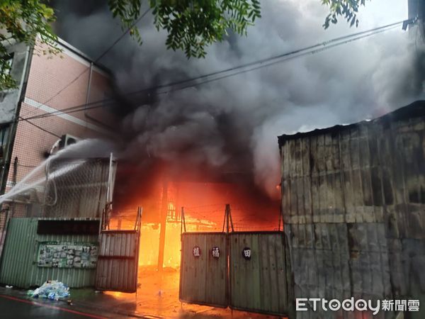 ▲新北市新莊區資源回收廠大火。（圖／記者陸運陞翻攝，下同）