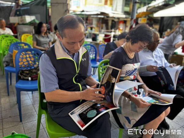 ▲台電高雄區處處長黃志榮(左)很開心在4/2世界自閉症關懷日前，與星星兒社會福利基金會創辦人林美淑(右)，一同聆聽由崑山科技大學學生以大同星兒為主角所完成的「太空鼠與銀河拼圖」繪本故事。。（圖／記者許宥孺翻攝）