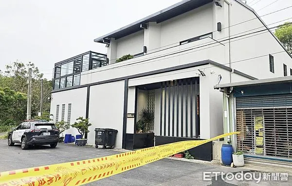 ▲桃園市平鎮區高雙路一處招待所今天上午發生槍擊案，招待所慘遭開槍掃射，警方封鎖現場蒐證。（圖／記者沈繼昌翻攝）