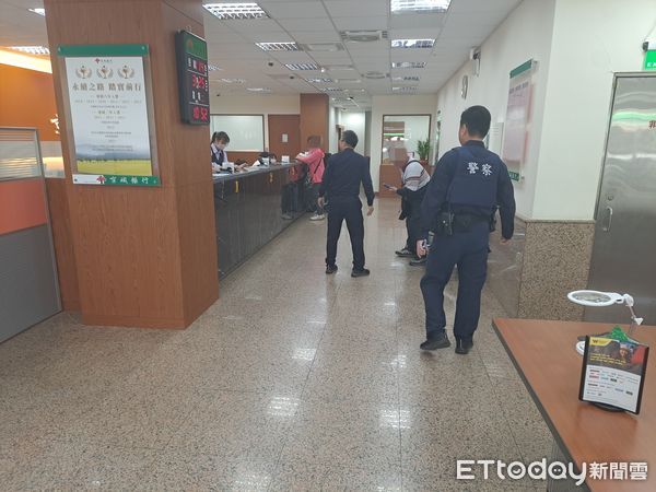 ▲▼  竹崎警與行員聯手阻詐，避免民眾淪為詐團幫兇    。（圖／竹崎分局提供）