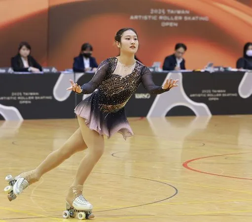 ▲亞運金牌洪筱晴打破自己個人最佳成績、陳薇安可惜在青女組長曲失利落居第三。（圖／中華台北滑輪溜冰協會提供）