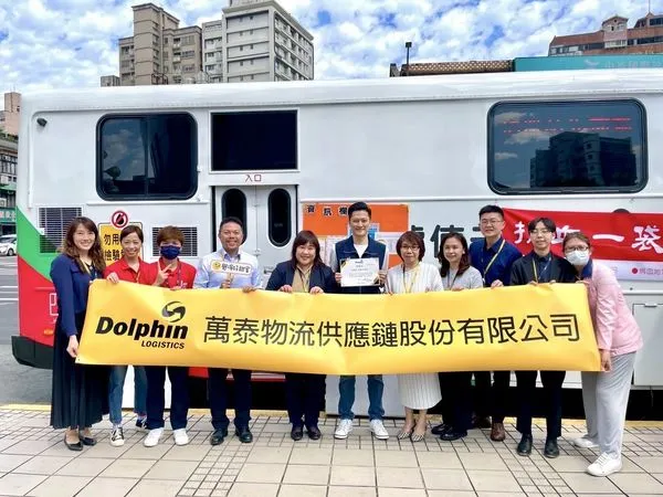 ▲捐血活動上萬泰高階與工作人員合影。（圖／萬泰提供）