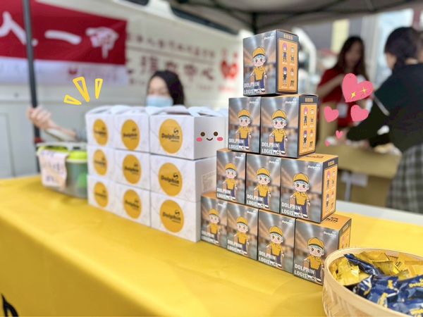 ▲萬泰以公益餐盒、限量公仔贈與熱血響應里民。（圖／萬泰提供）