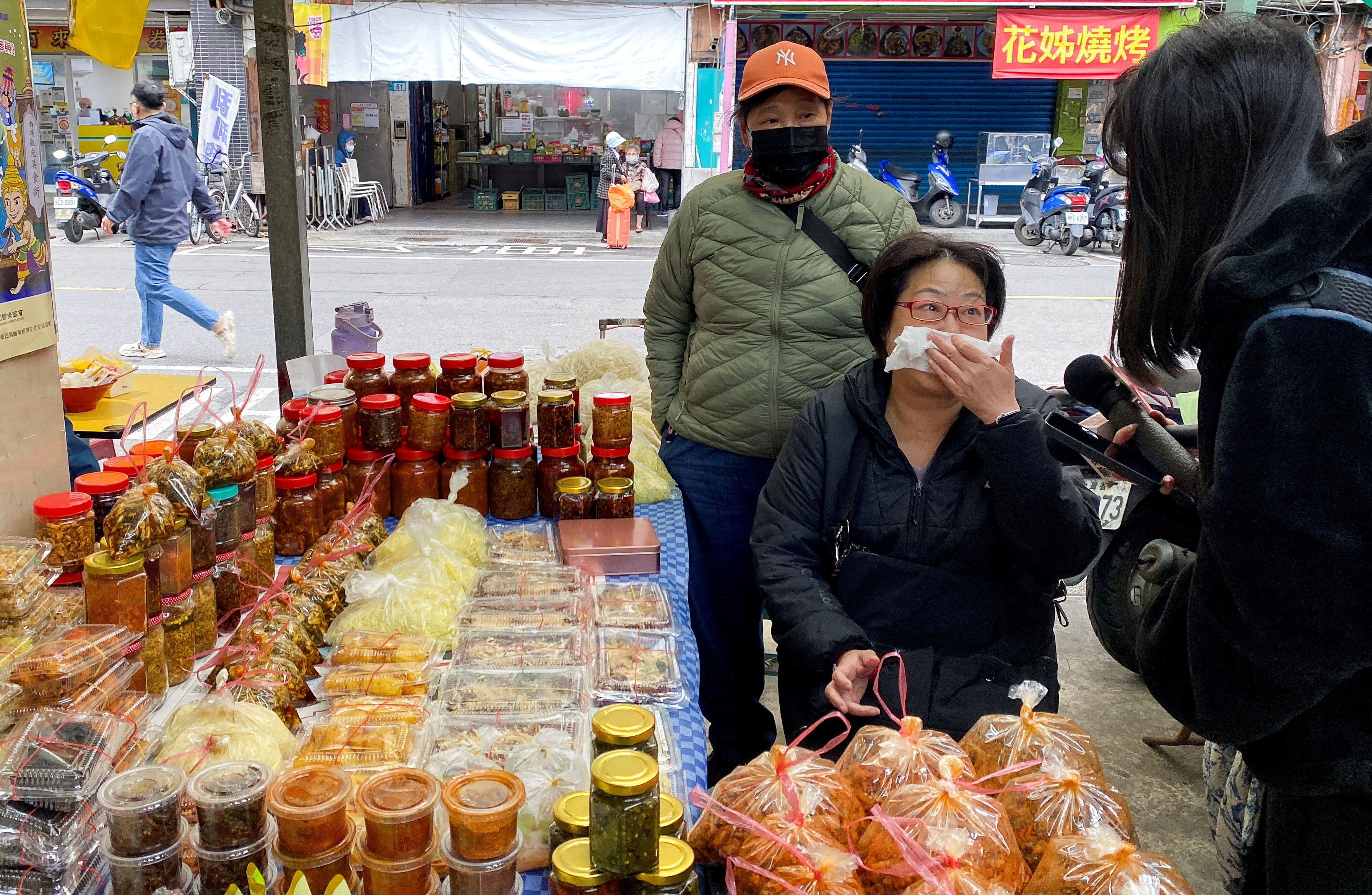 ▲▼台灣新北市中和區號稱「緬甸街」的華新街上，來自緬甸的華僑受訪，稱擔憂待在緬甸曼德勒的家人。（圖／路透）