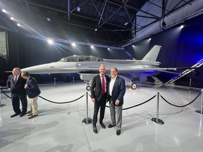 等待多年!國軍新購F-16V首架交機 機號「6831」正式亮相
