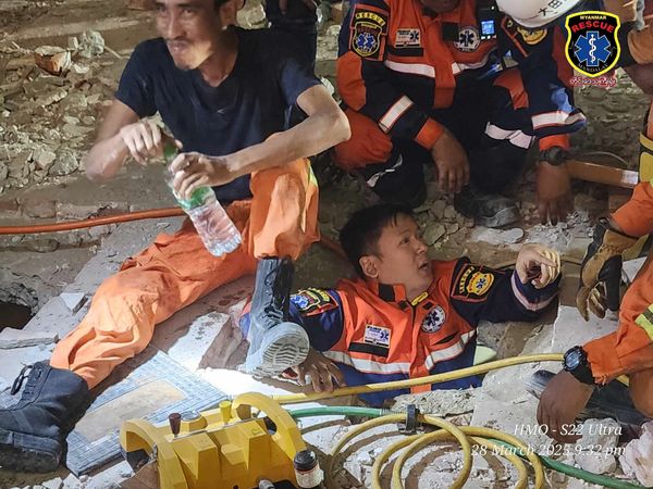 ▲▼曼德勒吳拉登寺內 100 多名僧侶被困。（圖／翻攝Khit Thit Media）