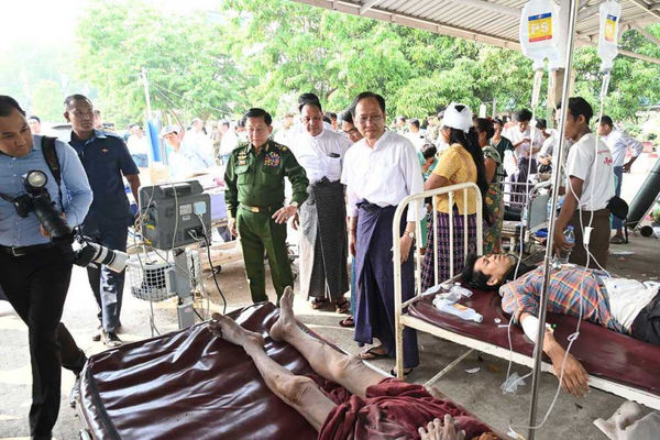 緬甸軍政府領導人敏昂萊正探視傷者的情況。（圖／美聯社／達志）