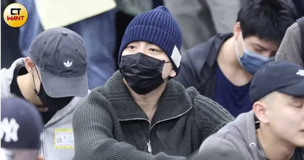 王大陸入伍後首次放假！記者苦等不見人　同梯透露：「大人物」被專車接走了