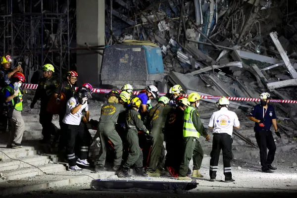 ▲▼緬甸強震,曼谷興建中大樓倒塌仍有超過100人受困瓦礫堆中。（圖／路透）