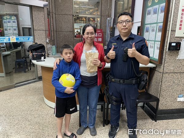 ▲▼一名陳姓老翁日前騎車返家途中，不慎遺失裝有20萬元現金的紙袋。（圖／記者吳世龍翻攝）