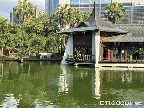 ▲湖心亭午夜驚見女浮屍，警拉上岸送醫不治。（圖／記者許權毅攝）