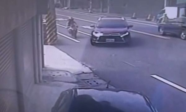 ▲彰化阿北開車突然右轉撞飛騎士。（圖／民眾提供）