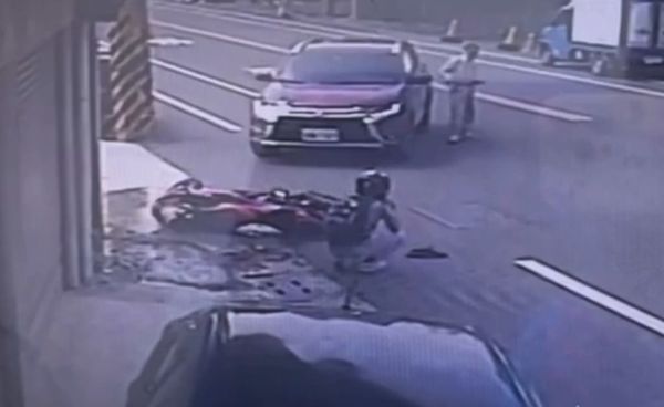 ▲彰化阿北開車突然右轉撞飛騎士。（圖／民眾提供）