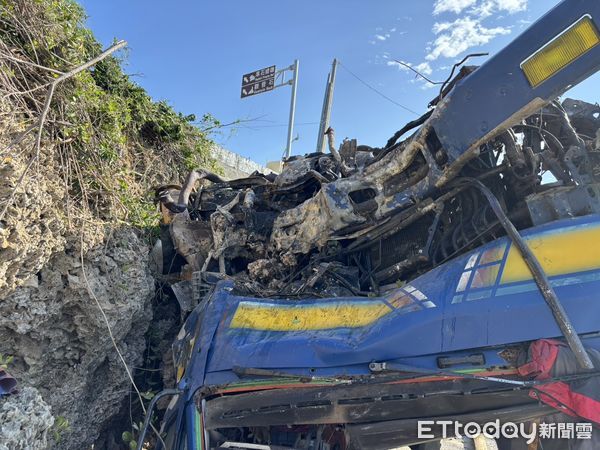 ▲▼ 屏東縣琉球鄉昨(28)日上午7時許一台大貨車翻落自海子口漁港內空地 。（圖／記者陳崑福翻攝）