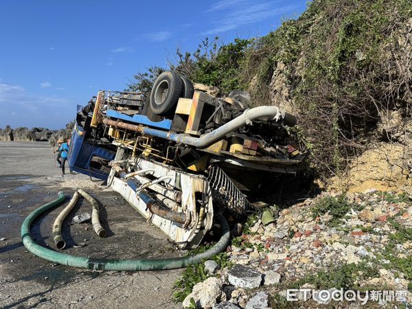 ▲▼ 屏東縣琉球鄉昨(28)日上午7時許一台大貨車翻落自海子口漁港內空地 。（圖／記者陳崑福翻攝）