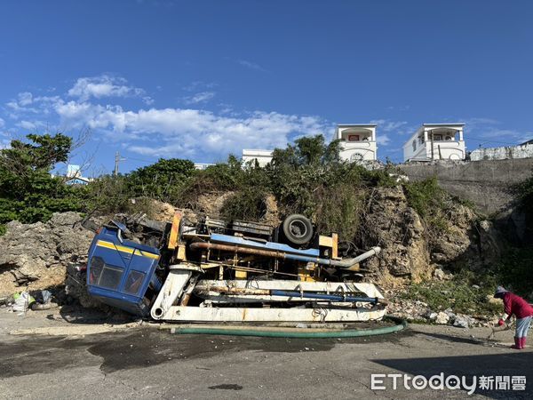 ▲▼ 屏東縣琉球鄉昨(28)日上午7時許一台大貨車翻落自海子口漁港內空地 。（圖／記者陳崑福翻攝）