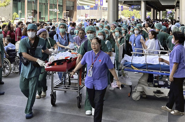 ▲▼緬甸強震，泰國曼谷醫院緊急將患者疏散至戶外，甚至在街頭為產婦接生、動手術。（圖／達志影像／美聯社）