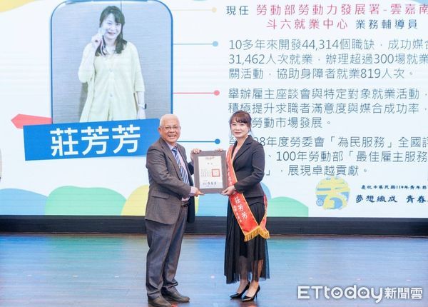 ▲斗六就業中心身障就服員莊芳芳(左)為身障求職民眾提供就業諮詢。（圖／記者游瓊華翻攝）