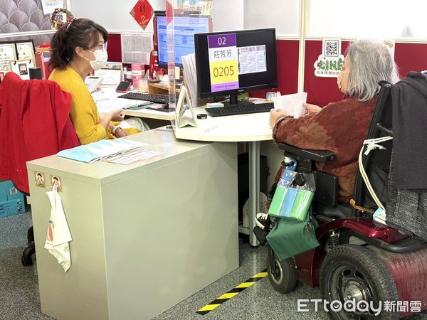 ▲斗六就業中心身障就服員莊芳芳(左)為身障求職民眾提供就業諮詢。（圖／記者游瓊華翻攝）