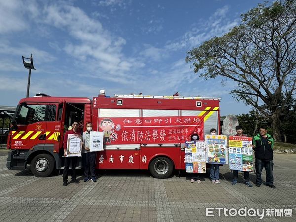 ▲台南市麻豆區公所攜手消防局第二大隊無人機小組、麻豆消防分隊、麻豆義消分隊及麻豆婦女防火宣導分隊，29日在麻豆區港尾示範公墓進行防火宣導。（圖／記者林東良翻攝，下同）