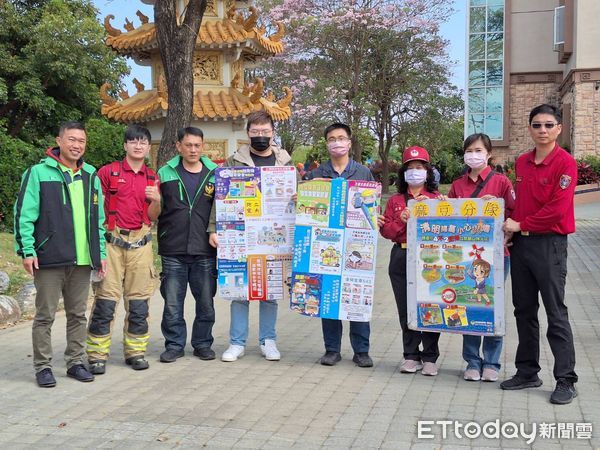 ▲台南市麻豆區公所攜手消防局第二大隊無人機小組、麻豆消防分隊、麻豆義消分隊及麻豆婦女防火宣導分隊，29日在麻豆區港尾示範公墓進行防火宣導。（圖／記者林東良翻攝，下同）