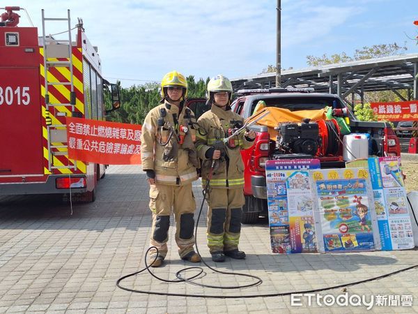 ▲台南市麻豆區公所攜手消防局第二大隊無人機小組、麻豆消防分隊、麻豆義消分隊及麻豆婦女防火宣導分隊，29日在麻豆區港尾示範公墓進行防火宣導。（圖／記者林東良翻攝，下同）