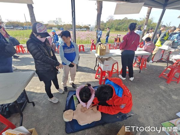 ▲台南市消防局將軍分隊及婦女宣導隊透過互動宣導方式，向民眾推廣防火防災觀念，並提醒即將到來的清明節祭祖安全注意事項。（圖／記者林東良翻攝，下同）