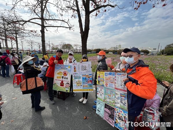▲台南市消防局將軍分隊及婦女宣導隊透過互動宣導方式，向民眾推廣防火防災觀念，並提醒即將到來的清明節祭祖安全注意事項。（圖／記者林東良翻攝，下同）